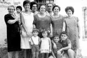 Francisca García de la Higuera, vecina ilustre de la calle del Pueblo, con un grupo de vecinos de aquella manzana allá por los años 60.