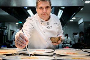 José Álvarez elaborando uno de sus platos en Restaurante La Costa.