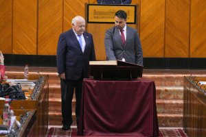 Mateo Hernández, a la derecha, en el Parlamento de Andalucía.