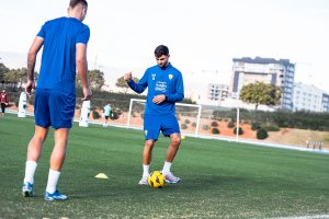 Marc Pubill ha hecho algunos ejercicios con balón junto a Marko Milovanovic.