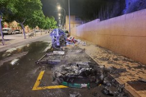 Contenedores quemados en el Paseo del Generalife de Huércal de Almería esta semana.