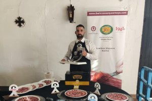 Antonio Ortuño, cortador de jamón profesional y gerente del espacio gastronómico Ortuño.