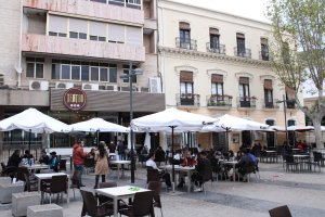 Mesas de hostelería en la Plaza Marqués de Heredia de Almería.