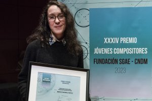 María del Pilar Miralles Castillo, con el título que certifica su primer premio.