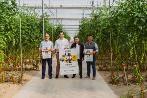El alcalde de Níjar, José Francisco Garrido, y el concejal de Agricultura, Jesús Guerrero, junto Rodrigo González y José Francisco Torres.