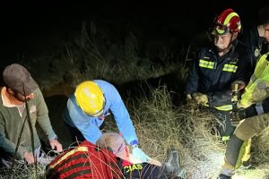 Imagen del rescate de un paracaidista en Adra.