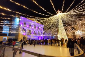 Archivo de la pista de patinaje sobre hielo y la iluminación años anteriores.