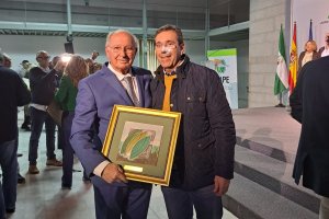 Cristóbal López acompañado por su hijo Pedro tras recoger el reconocimiento.