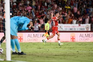 Arribas celebra uno de sus goles al Valencia al que le hizo dos. 