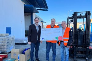 Entrega del cheque con el donativo