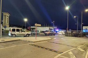 El camión averiado obstruye uno de los carriles de la rotonda de entrada a Vera.