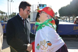 El alcalde de El Ejido, Francisco Góngora, saludando a uno de los asistentes.
