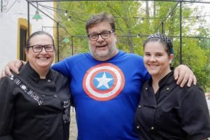 Inmaculada y su hija Minerva en una fotografía de archivo junto al periodista Alfredo Casas.