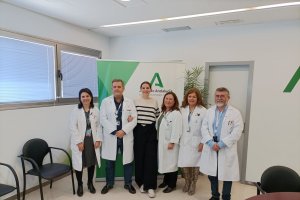 Laura López, en el centro, junto a responsables y tutores del Hospital.