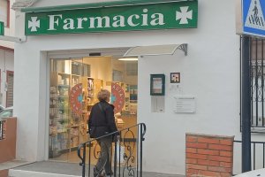 La gente aprovecha el vehículo par aparar en ciudades o pueblos grandes para hacer sus compras farmacéuticas.