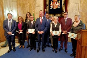 Fotografía de familia de José María Martín con los galardonados.