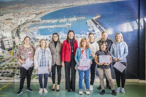 La agente de policía local M. Luz Sánchez y el Inspector de la Policía Local Juan Diego Jiménez entregan los diplomas..