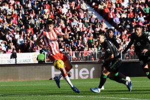 Édgar en una de las jugadas del partido del domingo en el Estadio de los Juegos Mediterráneos ante el Betis, correspondiente a la15ª jornada. 
