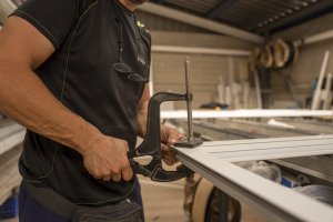 Un trabajador de Ibérica Seguridad acondiciona una ventana anti robo.