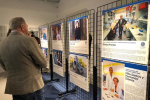 Diego Cruz y Mariola Hidalgo comentando la exposición sobre los premiados por el Consejo Social de la UAL.