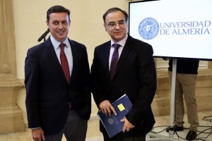 El rector de la Universidad, José J. Céspedes, y el presidente de la Diputación Provincial, Javier A. García, antes del inicio del acto de inaug