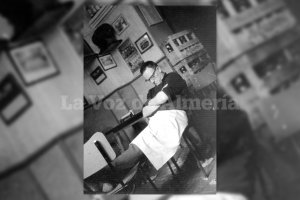 Leonardo Martín, de Casa Puga, echando la siesta en dos sillas en uno de los pocos momentos que tenía de descanso en el bar.