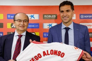 Diego Alonso en el Sevilla y \'Cacique\' Medina en el Granada, últimos en llegar.