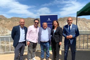 Fotografía enviada por la Junta de Andalucía de autoridades junto a la ETAP del Almanzora.