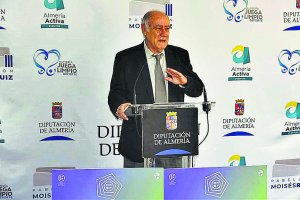 Lleva catorce años dirigiendo un fútbol que no para de crecer en Almería.