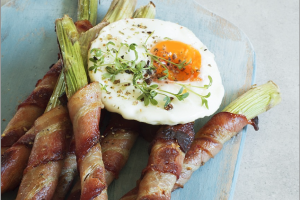 Espárragos con huevos y jamón