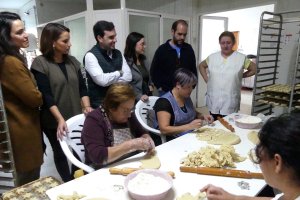 El Diputado y la alcaldesa en su visita durante la elaboración de dulces de pasteleria \'Las Pocicas\'.
