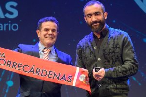 Miguel Ángel Mingorance, subdirector de Enfermería, entregó la distinción a Mohamed El Assy.