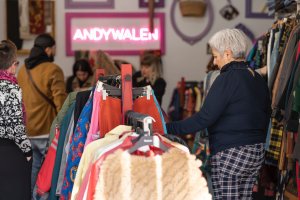 Interior de la tienda Andywalen, situada en la plaza de la catedral.