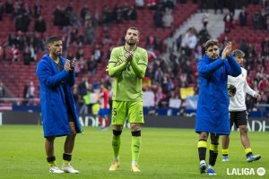 Robertone, Maximiano y Pozo saludando a los aficionados que viajaron para estar con el equipo.