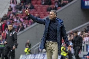 Garitano siempre activo en la banda del Metropolitano corrigiendo al equipo.