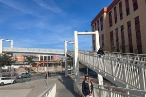 Aspecto actual de la pasarela tras el inicio de las obras del soterramiento de las vías.