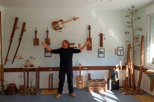 Sala de exposición de instrumentos del museo-taller Las Pitas.