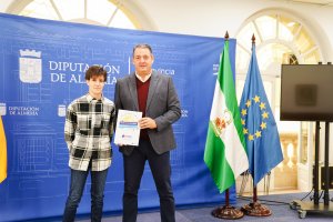 El diputado José Juan Martínez despide al joven Ethan.