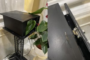 Estado de la alcancía tras el robo denunciado por la Cofradía del Santo Rosario de Macael.