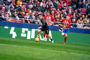 Arribas en una de las jugadas de ataque del Almería el pasado domingo en el Cívitas Metropolitano ante el Atlético de Madrid.