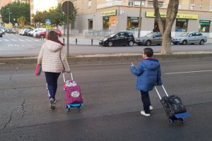 Fotografía de archivo de una madre y su hijo cruzando por la Avenida del Mediterráneo.