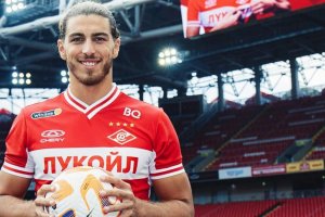 Babic posando con la camiseta del Spartak de Moscú.