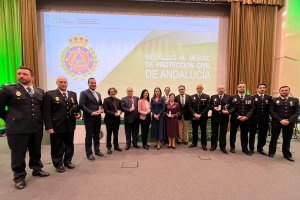 Los premiados almerienses junto a la delegada de la Junta, Aránzazu Martín.