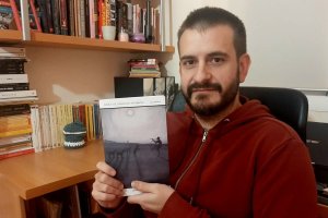Luis Sánchez con un ejemplar de su novela ‘Flora y el submundo tenebroso’.