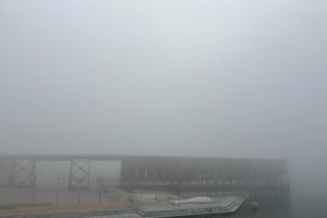 El Cable Inglés poco visible por la niebla.
