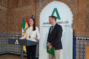 La delegada del Gobierno de la Junta, Aránzazu Martín, junto al delegado territorial, Francisco Bellido.