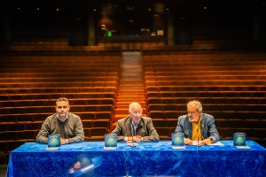 El alcalde de Roquetas de Mar, Gabriel Amat, el concejal de Cultura, Daniel Salcedo, y el director del Teatro Auditorio, Juan José Martín.