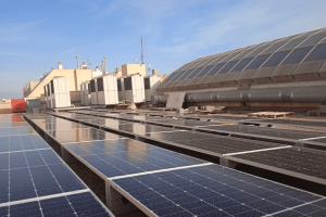 Placas solares instaladas en la cubierta del Ayuntamiento de El Ejido.