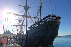 La Nao Victoria atracada en el Muelle de Ribera en el Puerto de Almería.