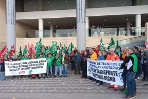 Trabajadores de Ambulancias Quevedo manifestándose el pasado miércoles en Torrecárdenas.